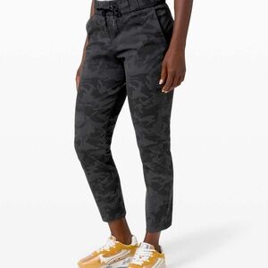 Lululemon  - On The Fly 7/8 Pant, 27", Size 6, Incognito Camo Multi Grey